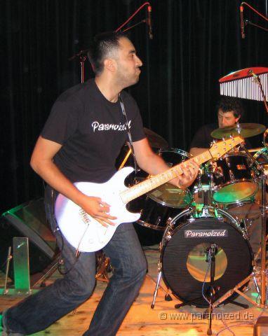 Dance a chord.jpg - Wie gut, dass Claudios Gitarre sauber war... mit Perwoll gewaschen? Mist, jetzt weiss auch jeder, was für ein Akkord da gespielt wird *ggg*